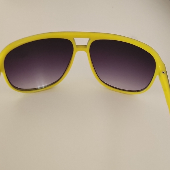 Stylish Black and Yellow Sunglasses - Picture 5 of 11